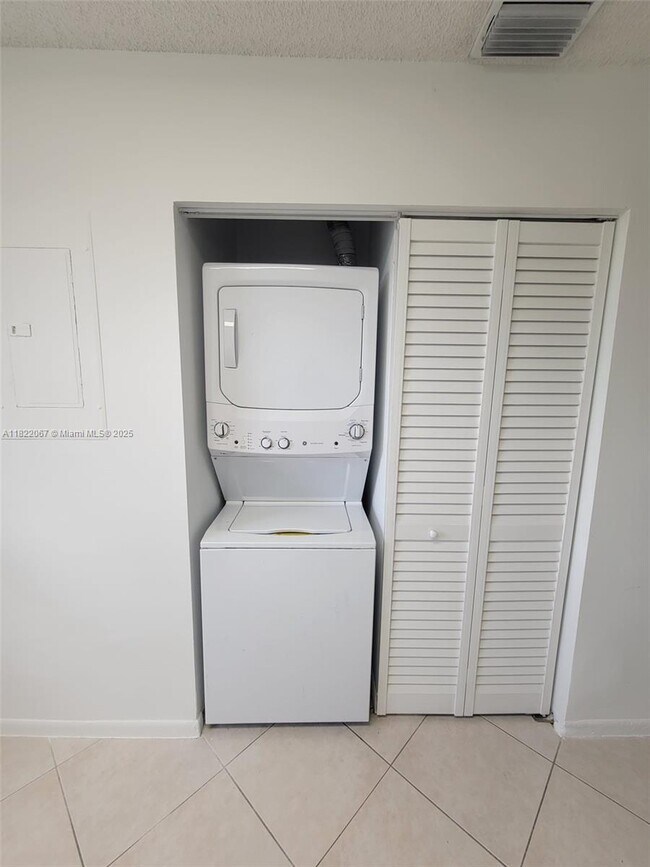 Foto del edificio - 5641 Riverside Dr