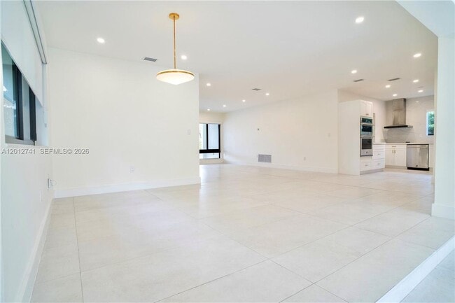 Building Photo - 8811 Carlyle Ave