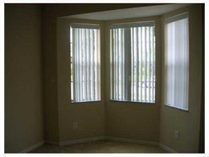 Foto del edificio - Spacious 4 bedroom with 3 bathrooms and se...