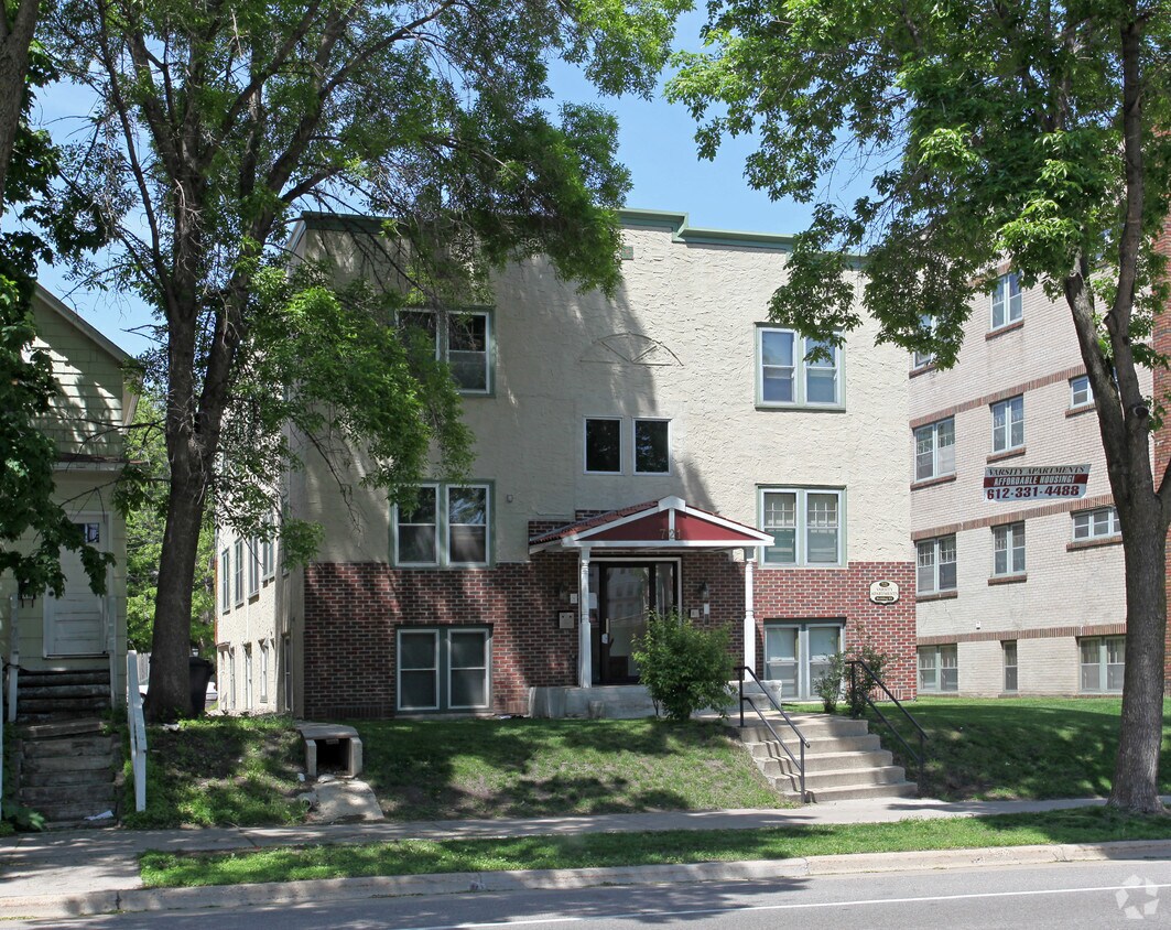 Primary Photo - Varsity Apartments