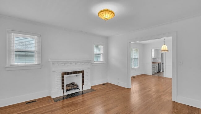 Building Photo - Updated 2 Bed, 1.5 Bath in Tulsa!