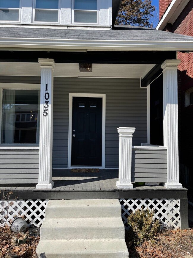 Foto del edificio - Great 2 BR with detached 2-car garage