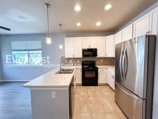 Foto del edificio - 3 Bed/2.5 Bath Townhome with Modern Amenities / Available Now!