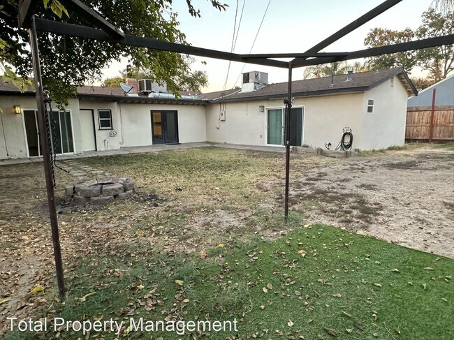 Building Photo - 4 br, 2.5 bath House - 1705 W. Noble Ave.