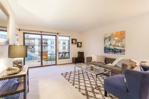 Foto del edificio - 6421 Lake Washington Blvd NE