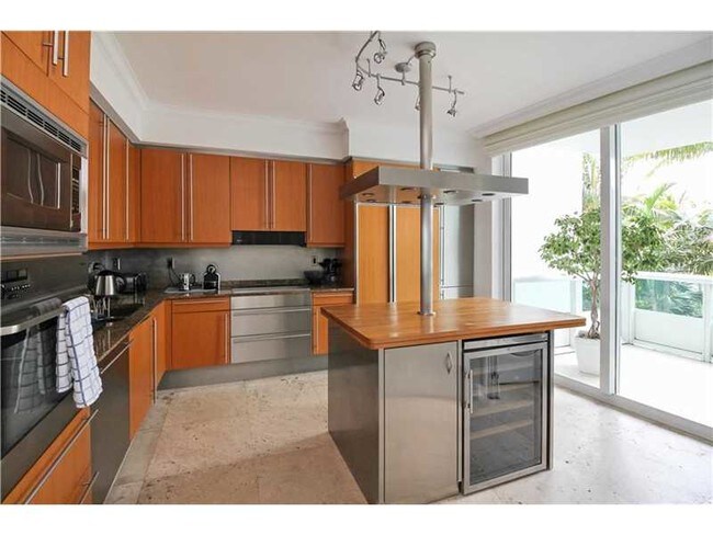Building Photo - 1000 S Pointe Dr