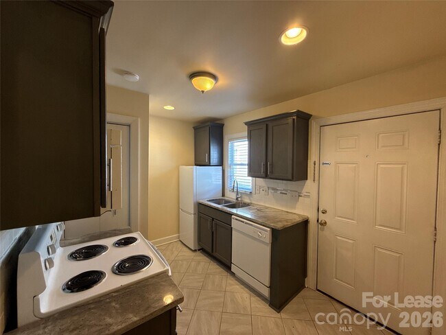 Foto del edificio - 707 Grandin Rd