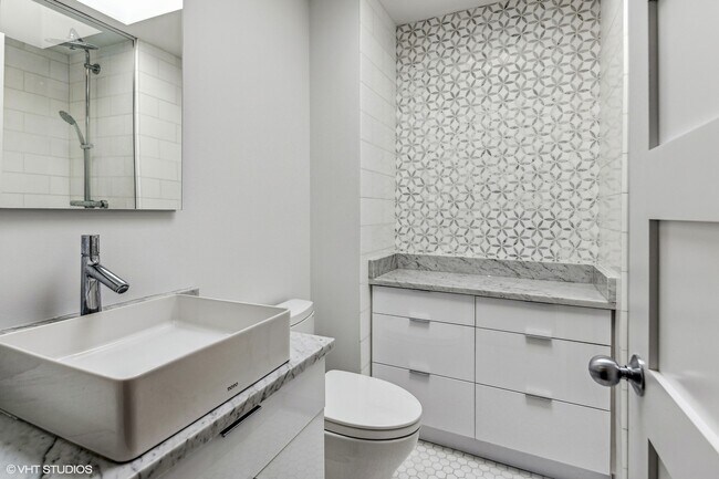 Foto del edificio - 2142 N Oakley Ave