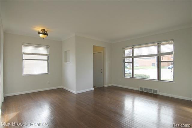 Foto del edificio - 23140 Orchard Lake Rd