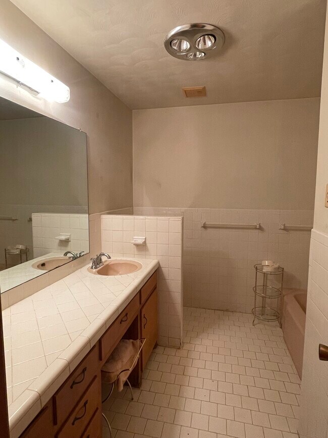 baño central - 5301 44th St