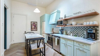 Building Photo - 604 Baronne St