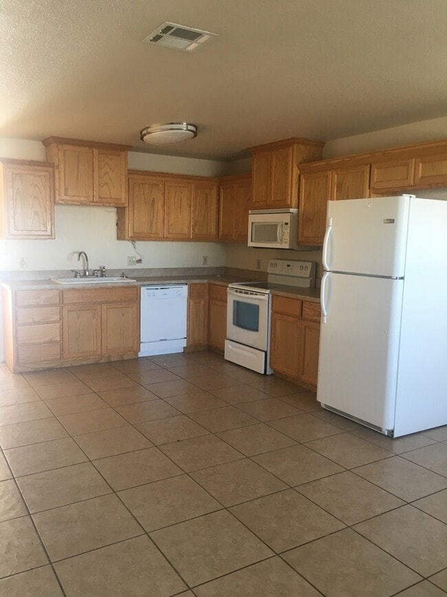 Building Photo - 3 bed 2 bath