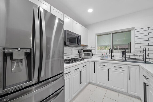 Building Photo - 3 br, 2 bath Townhome - 7403 Twin Sabal Dr...