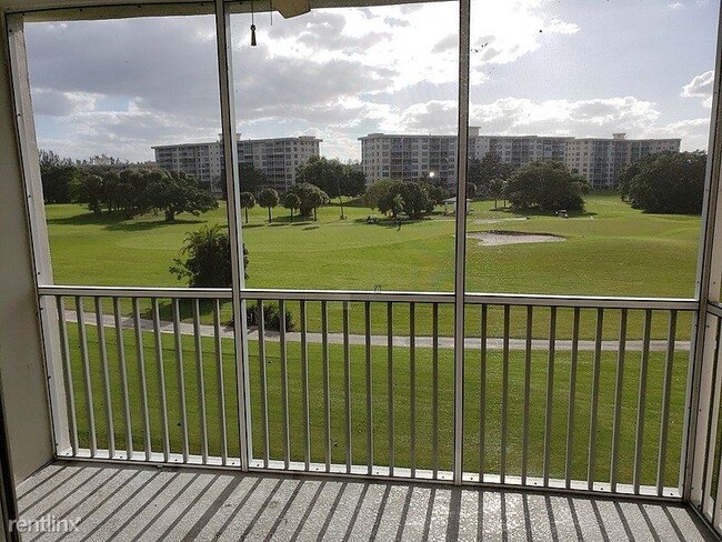 Building Photo - 2900 N Palm Aire Dr