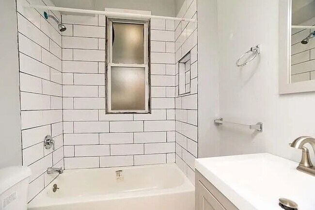 Foto del edificio - 2657 N Ridgeway Ave