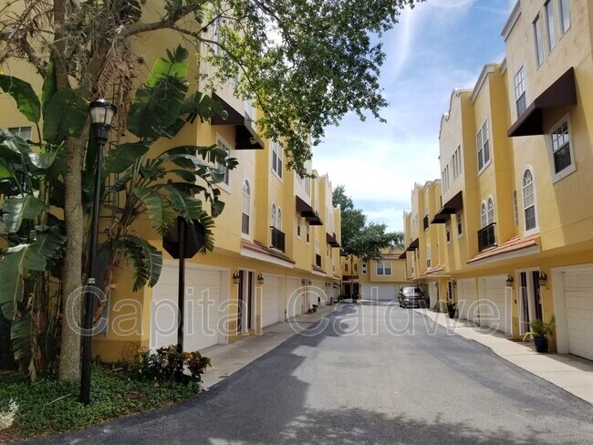 Foto del edificio - 3310 Las Campos Pl