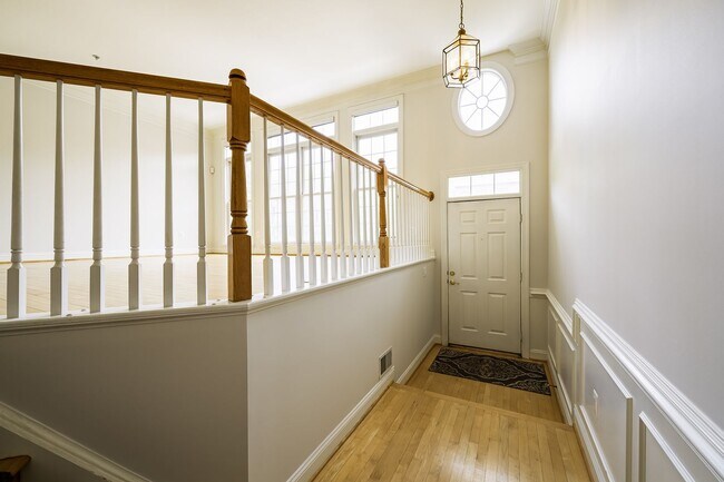 Foto del edificio - Tower Oaks First-Time Townhome in Rockville is Move-in Ready!