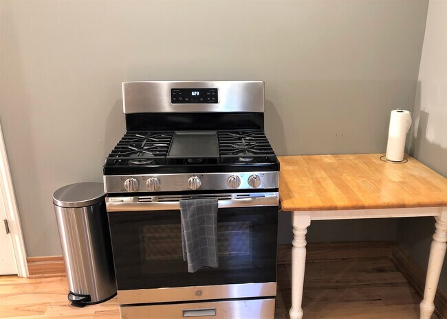 New stainless stove - 1915 Boston S Ave