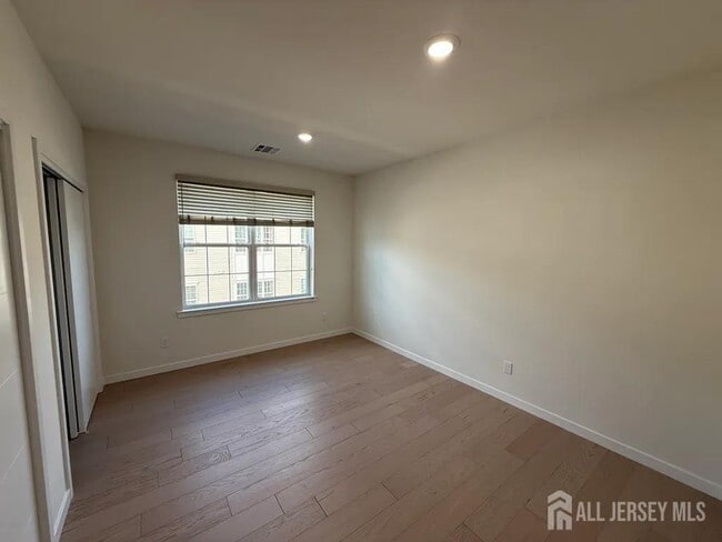 Building Photo - 243 Lohan Dr