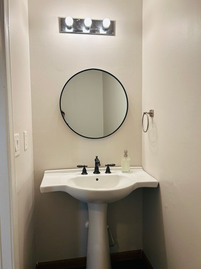 Building Photo - Beautiful 4 bedroom, 2.5 bathroom home in ...