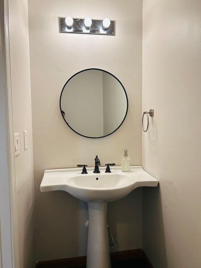 Foto del edificio - Beautiful 4 bedroom, 2.5 bathroom home in ...