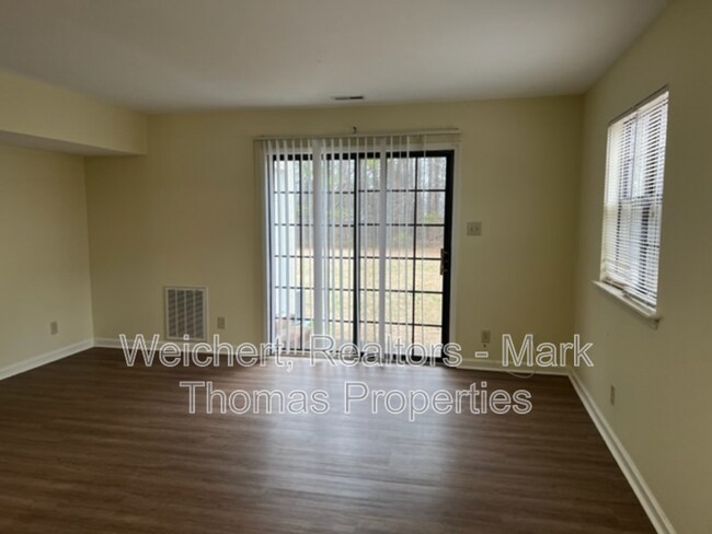 Foto del edificio - 215 Bridgefield Pl