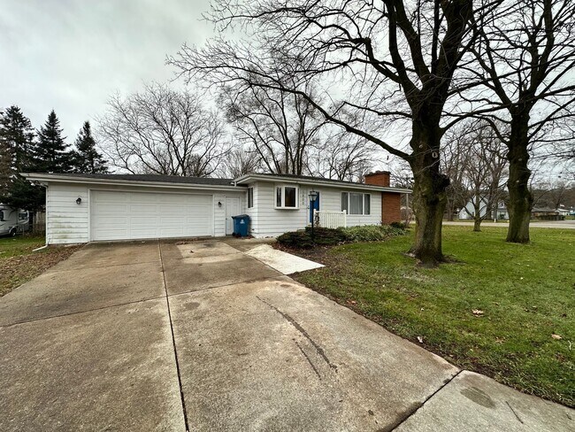 Building Photo - Three Bedroom Two Bath House