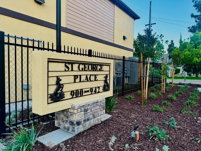 Building Photo - 932 N Olive Ave