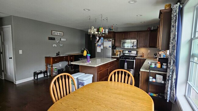 Foto del edificio - 6122 Stone Mill Dr