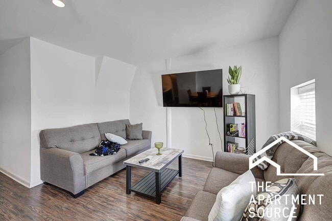 Building Photo - 2022 S Throop St