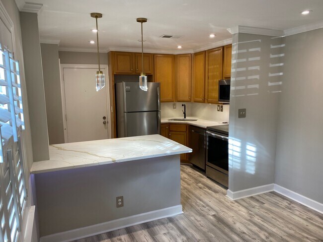 Kitchen with crystall penents - 430 Lindbergh Dr NE