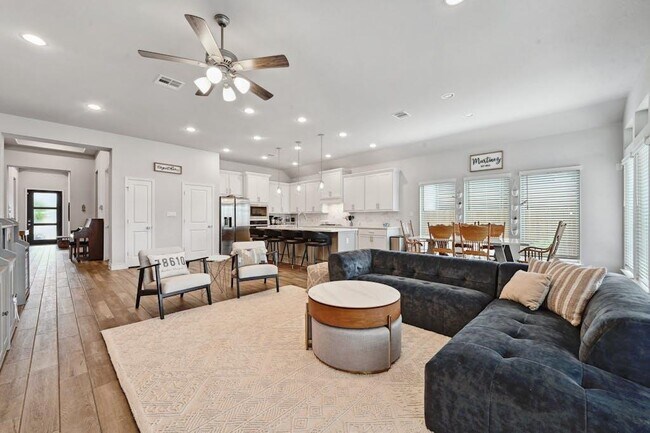 Foto del edificio - 132 Cyrus Milton Dr