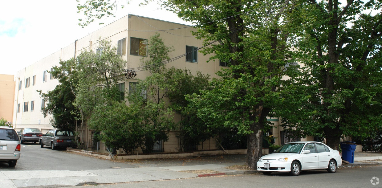Primary Photo - 2330 Blake St
