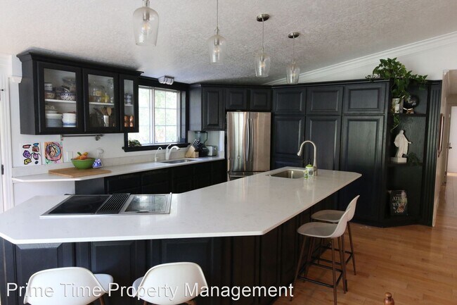 Building Photo - 5 br, 3 bath House - 670 E 3750 N