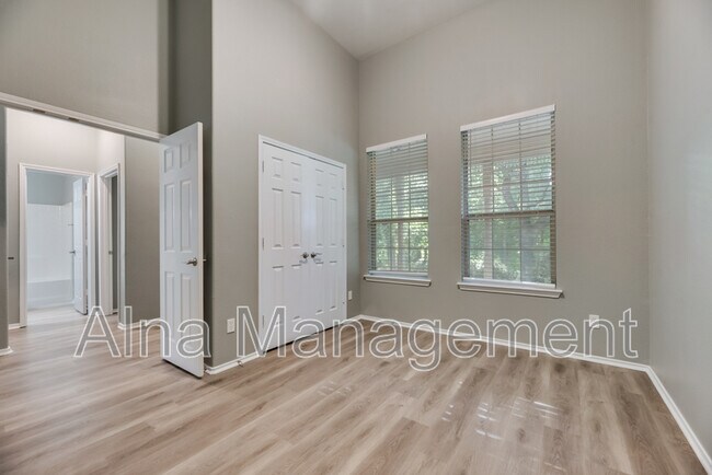Building Photo - 213 Riverdell North Mews