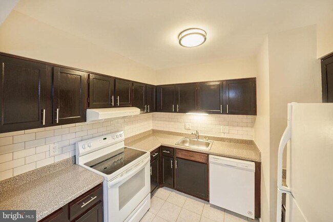 Building Photo - 6137 Edsall Rd