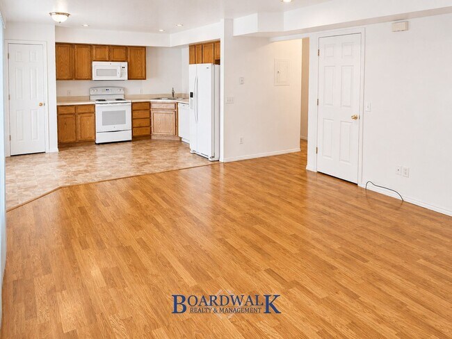 Foto del edificio - 582 N Redwood Rd