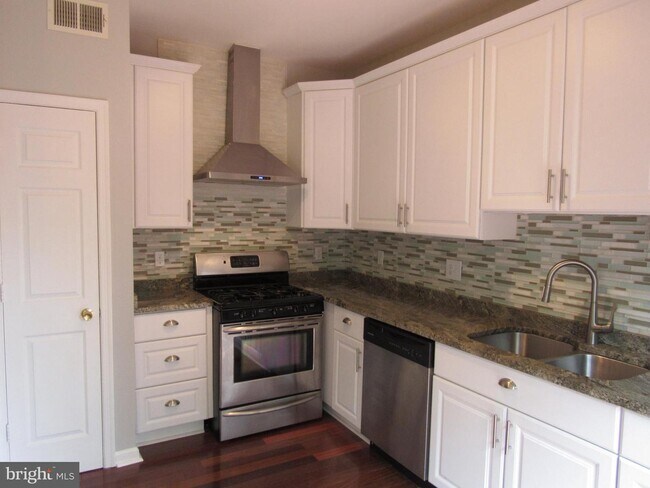 Building Photo - 46844 Lawnes Creek Terrace