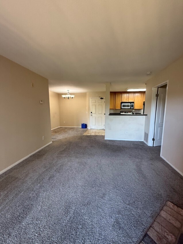 Foto del edificio - 7120 Shoreline Dr