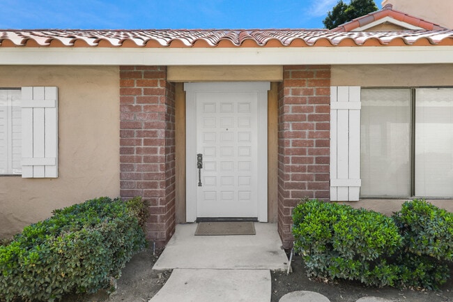 Building Photo - 175 Gran Via