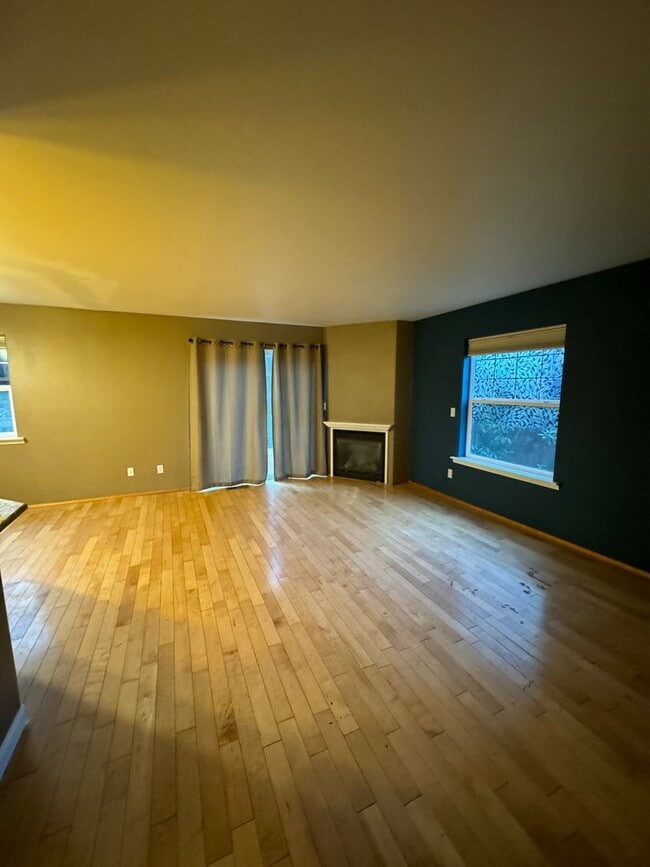 Building Photo - 3 bedroom 2 1/2 bath two story in Nice Roseburg HOA