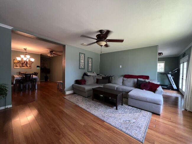 Building Photo - Fully Furnished, All Utilities Paid, 4 Bed...