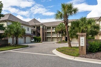 Building Photo - 636 Village Park Dr