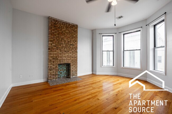 Foto del edificio - 2124 N Milwaukee Ave