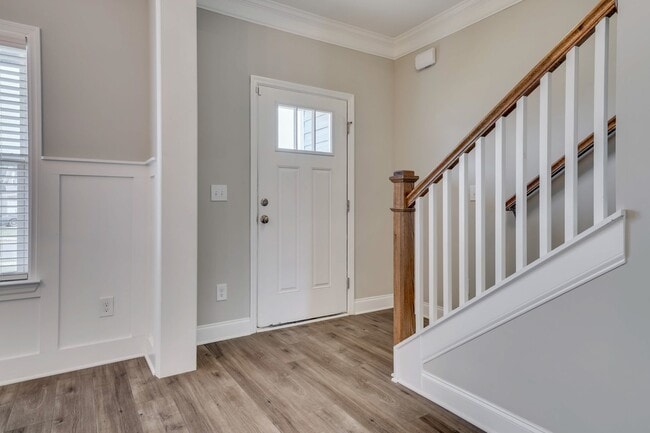 Building Photo - Discover comfort and convenience in this spacious 4-bedroom home, brimming with amenities, locate...