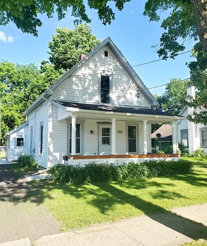 305 Pearl St, Charlotte, MI 48813 House Rental in Charlotte, MI