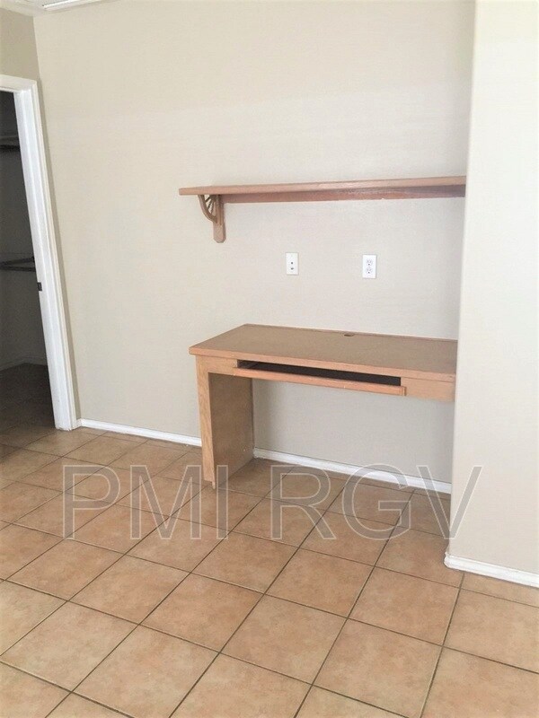 Building Photo - 515 La Mancha Dr
