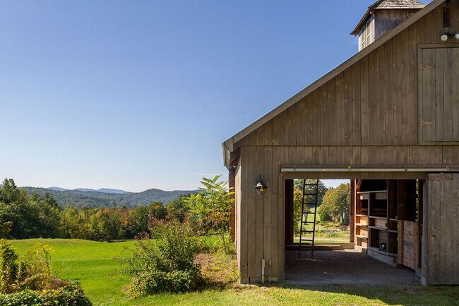 Barn with views - 65 Norris Rd