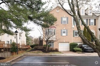 Building Photo - 8016 Merry Oaks Ln