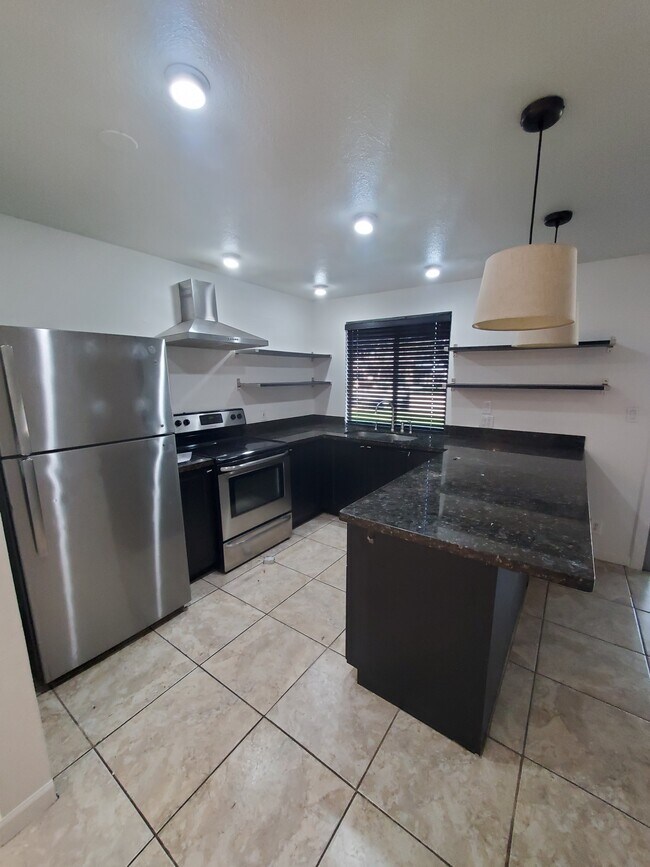 Foto del edificio - 1005 W 5th St